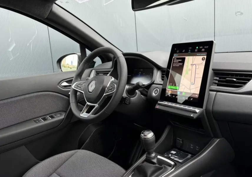 Intérieur côté conducteur du Renault Captur 2025 avec volant multifonction, boîte manuelle et écran tactile vertical Open R-Link 10 pouces.