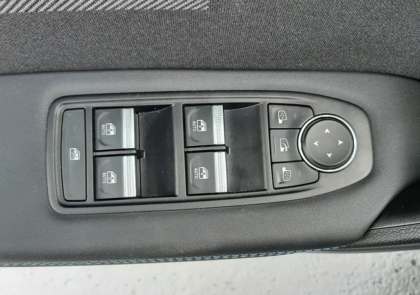 Panneau de commande des vitres et rétroviseurs côté gauche intérieur d'une Renault Captur 2024 finition Esprit Alpine.