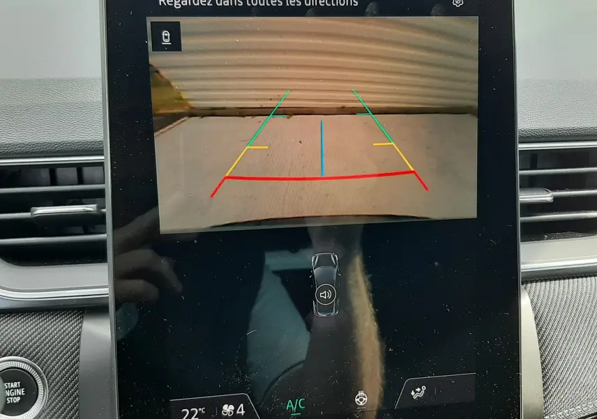 Écran central du Renault Captur 2024 montrant la caméra de recul avec guidage coloré, intérieur noir moderne.