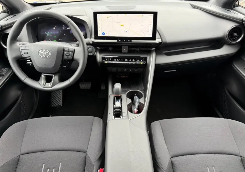 Intérieur du Toyota C-HR 1.8 140CH STYLE MY25, vue avant centrée sur le tableau de bord et écran tactile GPS.