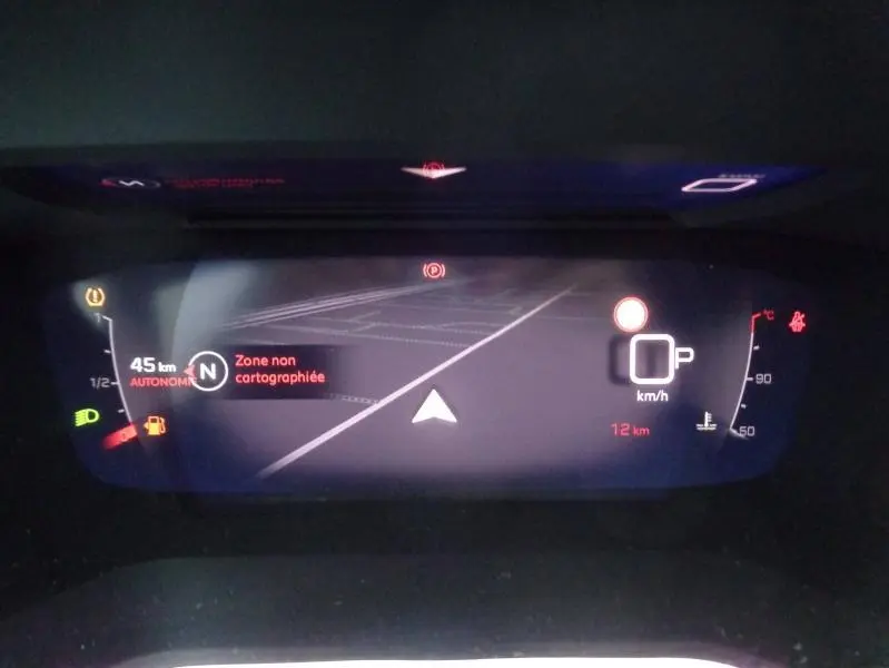 Tableau de bord numérique du Peugeot 2008 2023 affichant la navigation et les alertes en mode parking.