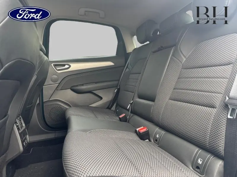 Banquette arrière en tissu noir titane vue côté gauche dans un Renault Arkana Bleu Zanzibar 2022.