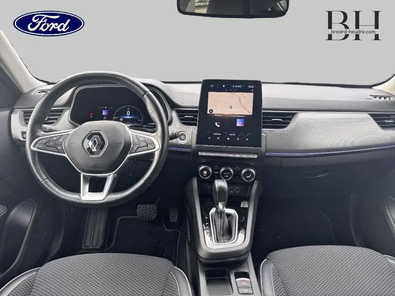Intérieur noir du Renault Arkana 1.6 E-Tech 145ch Intens 2022, vue frontale du tableau de bord et volant multifonction.