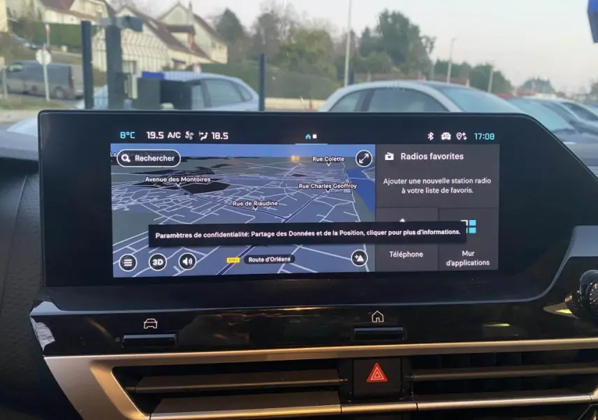 Écran tactile central du tableau de bord de la Citroën C4 2025 affichant la navigation et les options multimédias.