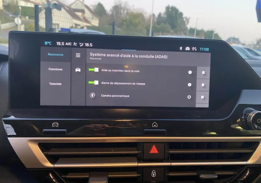 Écran central tactile du tableau de bord de la Citroën C4 2025 affichant les aides à la conduite avancées.
