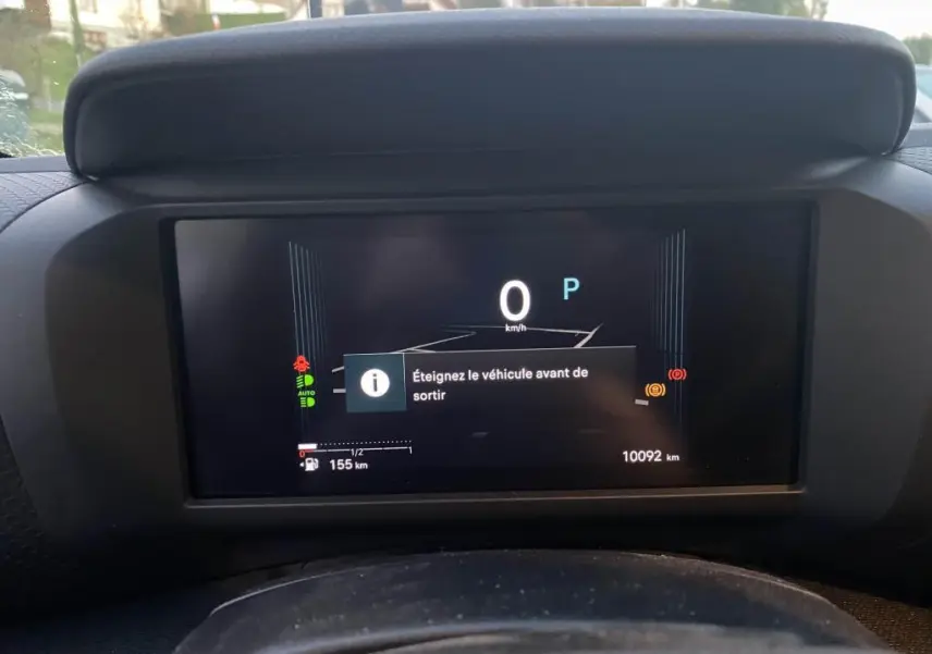 Affichage numérique du tableau de bord de la Citroën C4 2025, montrant la vitesse à 0 km/h et un message d'alerte.