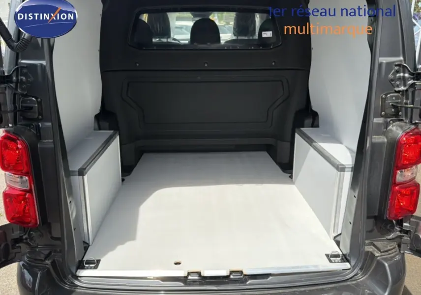 Vue arrière du Citroën Jumpy cabine approfondie gris titane métal avec portes ouvertes montrant l’espace de chargement vide.