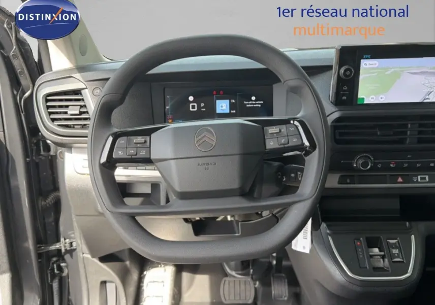 Vue intérieure centrée sur le volant multifonction du Citroën Jumpy cabine approfondie 2026, tableau de bord moderne visible.