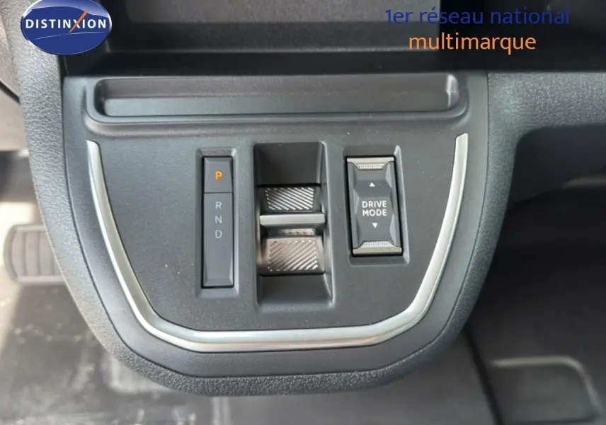 Gros plan sur la console centrale du Citroën Jumpy cabine approfondie, avec sélecteur de boîte auto et bouton Drive Mode.