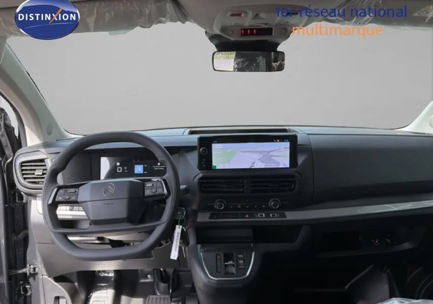 Vue intérieure côté gauche du poste de conduite du Citroën Jumpy cabine approfondie gris titane avec sièges tissu noirs.