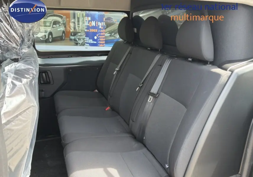 Vue intérieure côté droit montrant la banquette arrière en tissu gris du Citroën Jumpy Cabine Approfondie 2026.