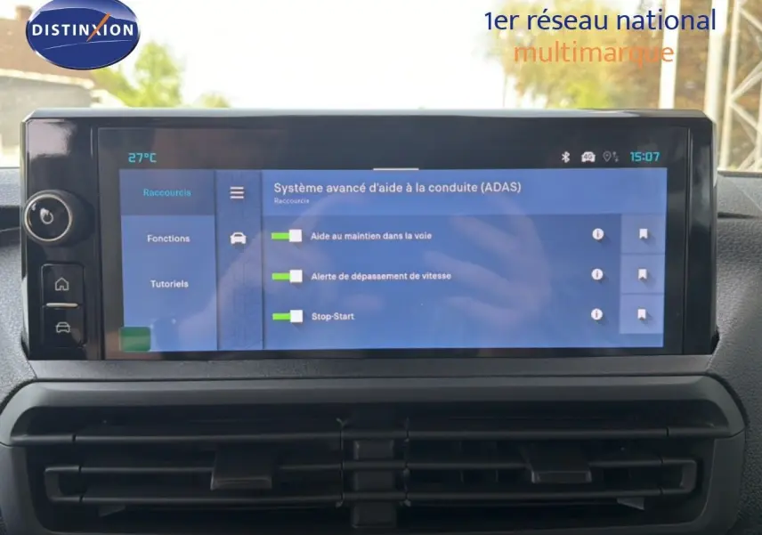 Gros plan sur la commande des feux et clignotants à gauche du volant dans l’habitacle du Citroën Jumpy gris titane.