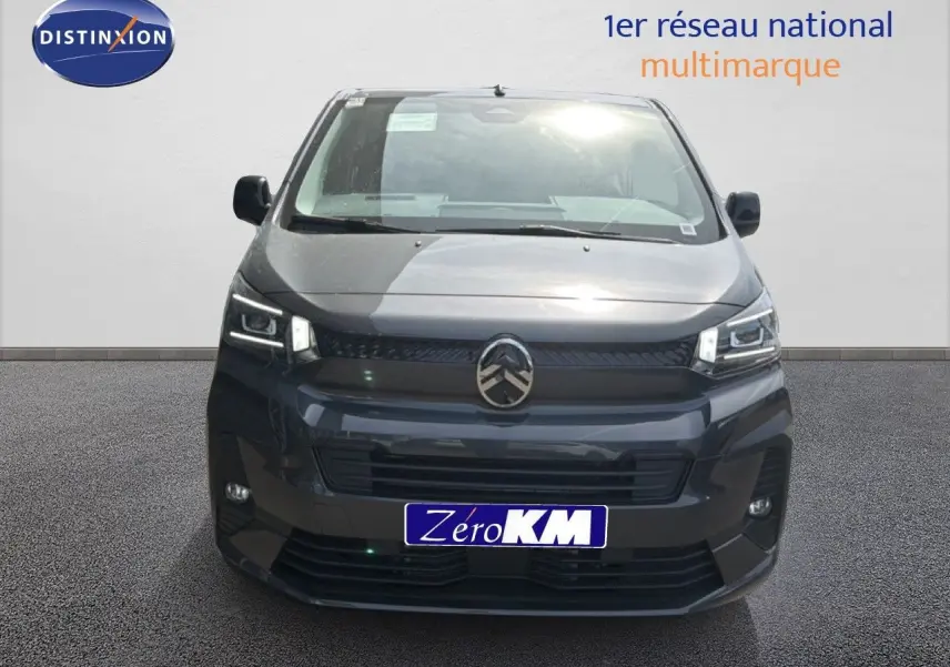 Vue frontale d'un Citroën Jumpy Cabine Approfondie gris titane métal avec calandre noire et phares LED allumés.