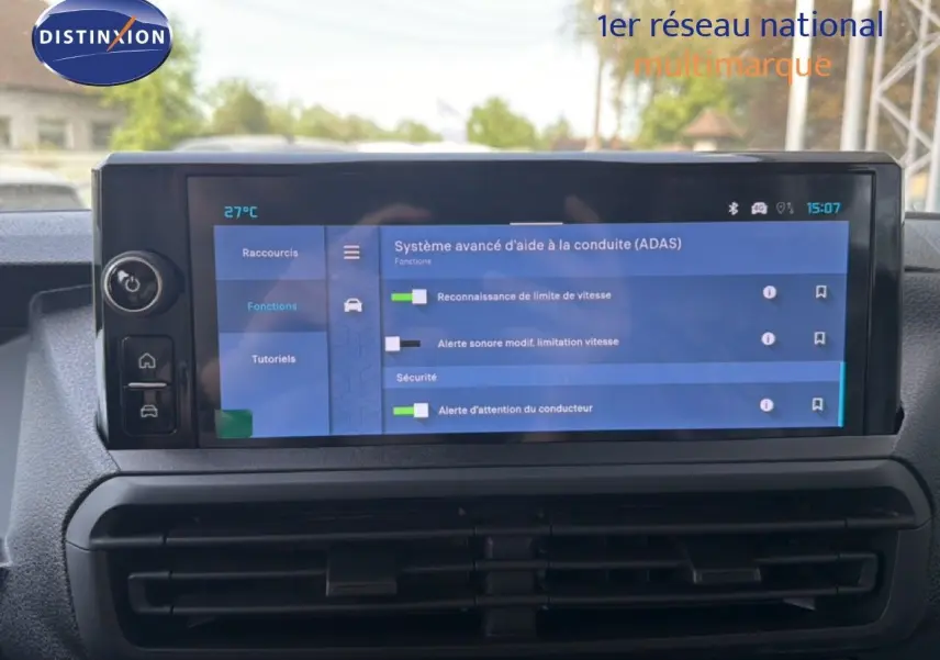 Gros plan sur les commandes multifonctions à gauche du volant du Citroën Jumpy gris titane, avec régulateur de vitesse.