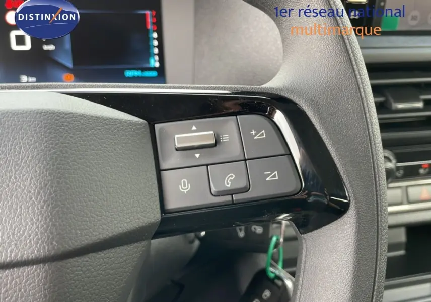 Gros plan sur les commandes au volant du Citroën Jumpy Cabine Approfondie gris titane, avec écran digital en arrière-plan.