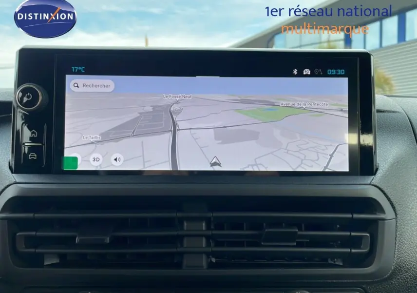 Vue rapprochée de l’écran tactile central du Citroën Jumpy cabine approfondie gris titane, affichant la navigation GPS.