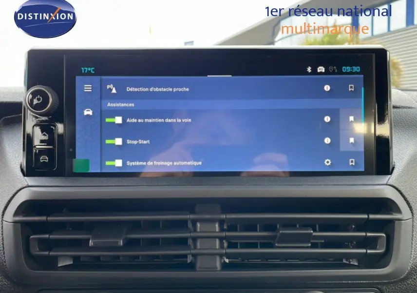 Vue intérieure centrée sur l'écran tactile du tableau de bord du Citroën Jumpy gris titane, affichant les aides à la conduite.