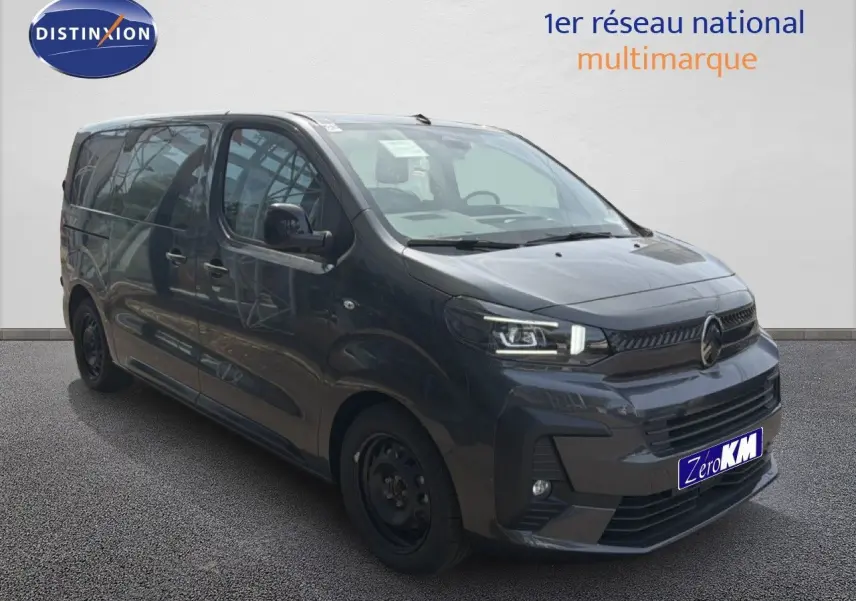 Vue 3/4 avant d'un Citroën Jumpy Cabine Approfondie gris titane métal avec jantes noires et calandre moderne.