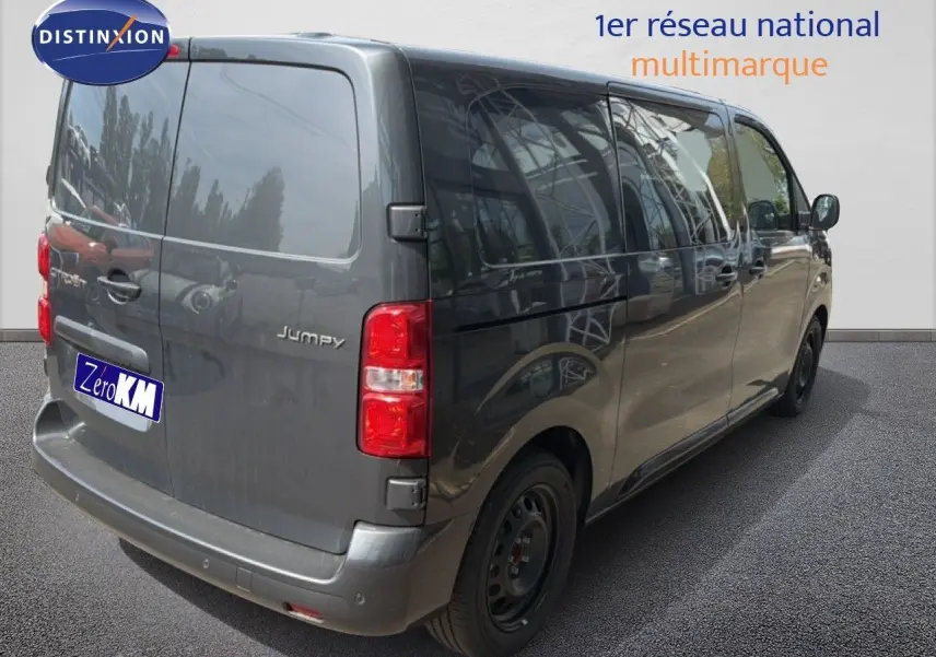 Vue 3/4 arrière droite d'un Citroën Jumpy cabine approfondie gris titane métallisé, avec vitres teintées et jantes noires.