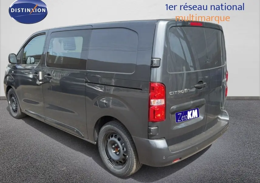 Vue 3/4 arrière droite d'un Citroën Jumpy Cabine Approfondie gris titane métal avec vitres teintées et jantes foncées.