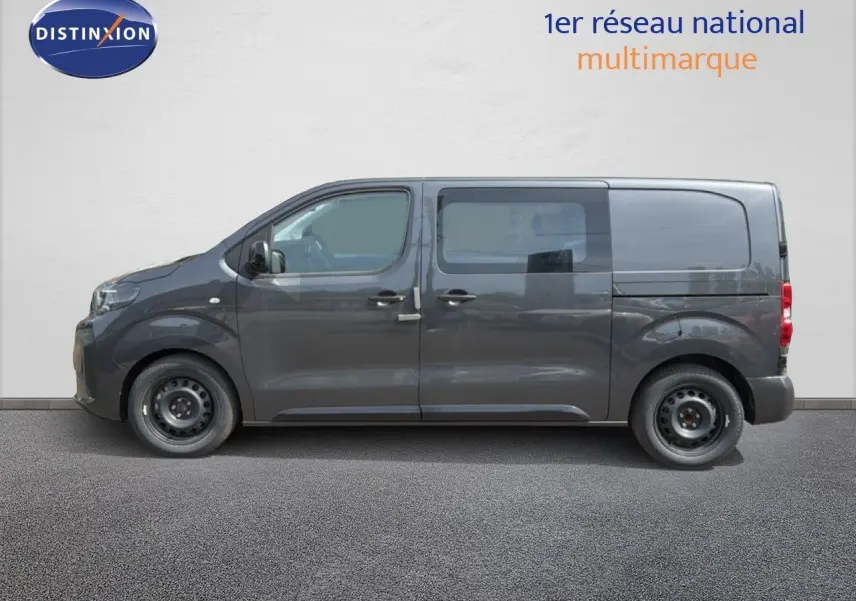 Profil droit d’un Citroën Jumpy Cabine Approfondie gris titane métal, avec vitres latérales et jantes noires.