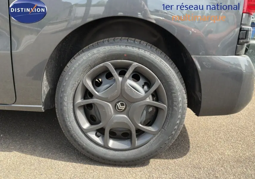Gros plan sur la roue avant droite gris titane métal d’un Citroën Jumpy Cabine Approfondie 2026 avec jante spécifique.