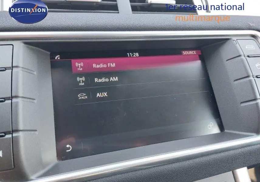 Écran tactile central du Range Rover Evoque 2018 affichant les options Radio FM, AM et AUX dans un intérieur noir.