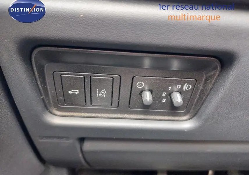 Gros plan sur les commandes de réglage des phares et assistance au stationnement du Range Rover Evoque blanc 2018.