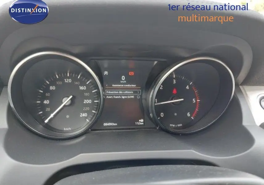 Tableau de bord du Range Rover Evoque blanc 2018, affichant compteur de vitesse et compte-tours au ralenti.