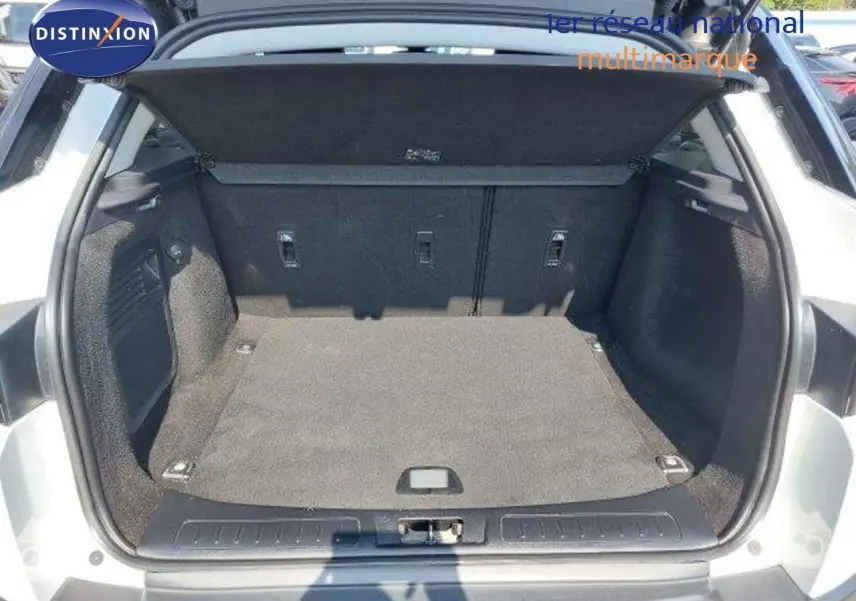 Coffre ouvert vu de l'arrière d'un Range Rover Evoque blanc 2018, espace de chargement propre et spacieux.