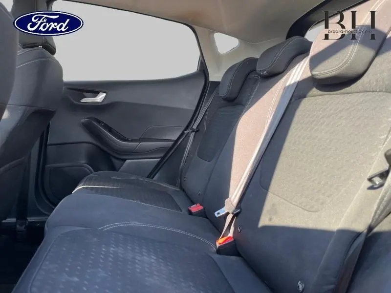 Vue intérieure côté droit sur la banquette arrière noire de la Ford Fiesta 1.1 Titanium 2021 en Fashion Gris Magnetic.