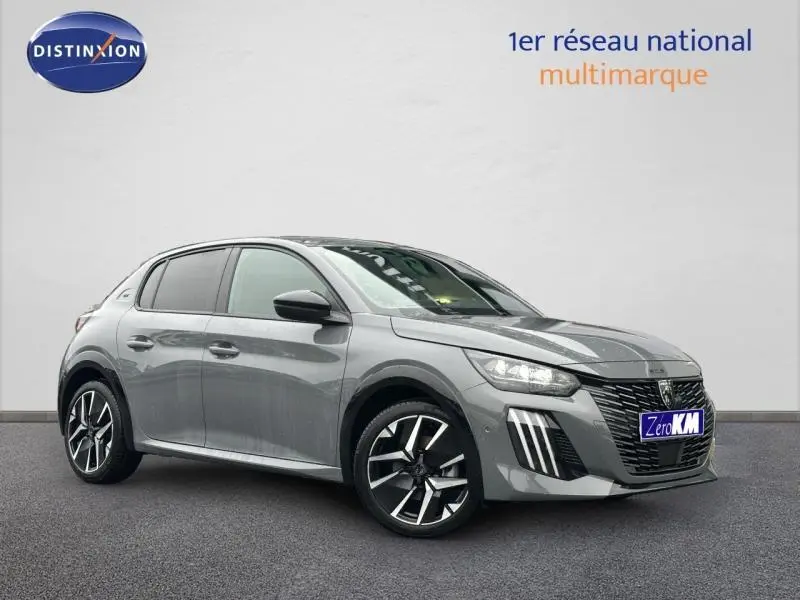 Peugeot 208 1.2 Hybrid 110ch GT gris métallisé vue 3/4 avant avec jantes alliage distinctives et calandre noire.