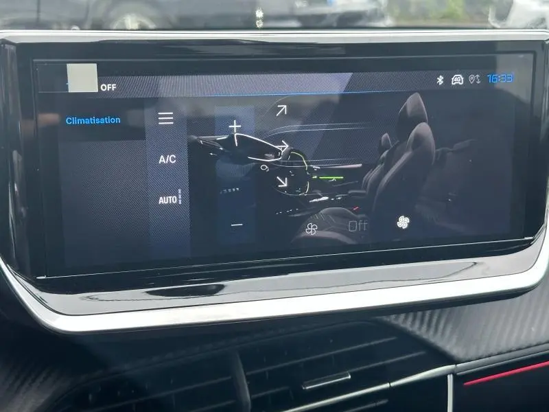 Écran tactile du tableau de bord du Peugeot 208 1.2 Hybrid 110ch GT 2025 avec interface climatisation affichée.