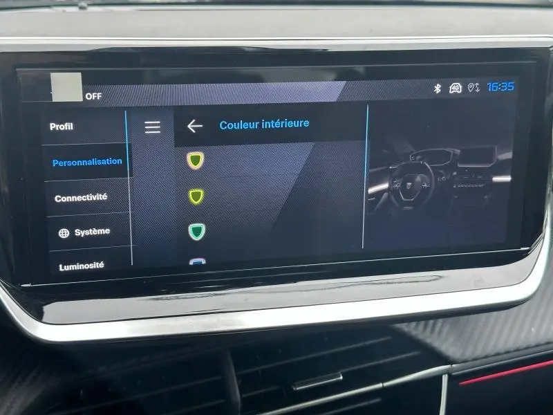 Écran tactile central du Peugeot 208 Hybrid 2025 affichant les options de personnalisation de couleur intérieure.
