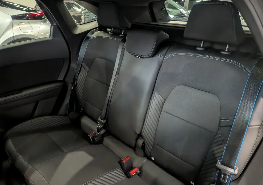 Vue intérieure sur la banquette arrière en cuir noir avec surpiqûres bleues du Renault SYMBIOZ E-Tech hybride 2025.