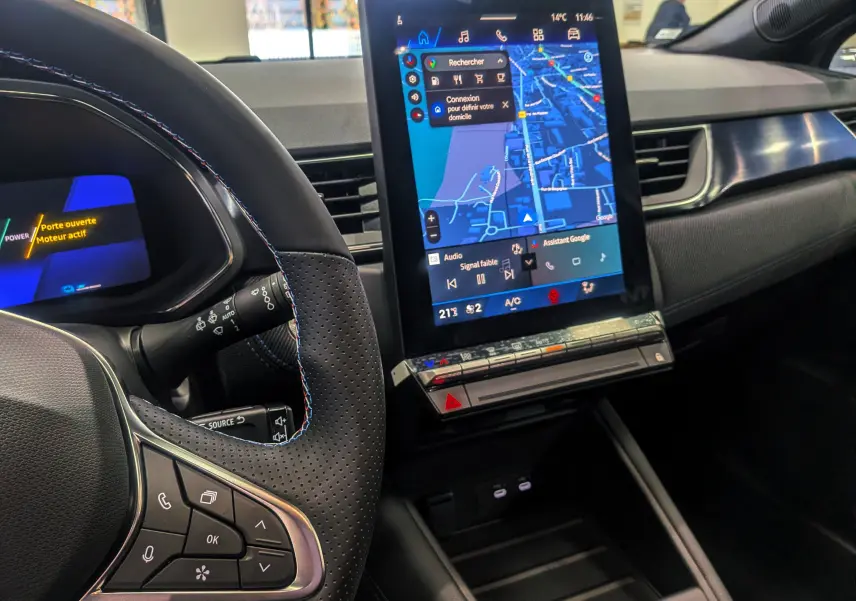 Intérieur du Renault SYMBIOZ E-Tech 2025, vue sur le tableau de bord et l'écran tactile central avec navigation affichée.