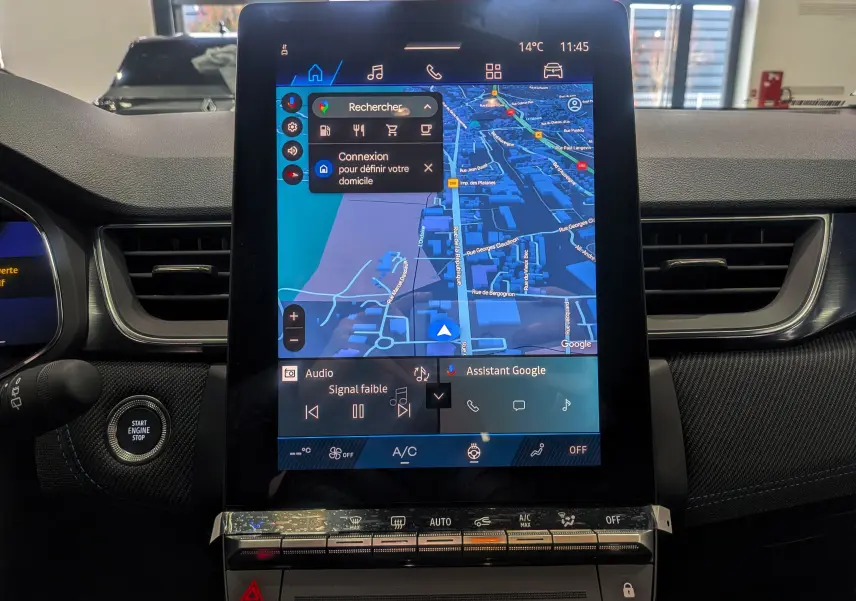 Écran tactile central affichant la navigation GPS dans l'habitacle du Renault Symbioz gris Cassiopé, vue de face.