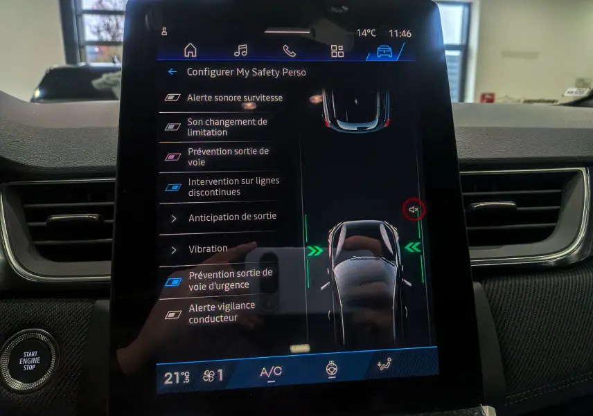 Écran tactile central du Renault Symbioz hybride 2025 affichant les options d'aide à la conduite dans l'habitacle noir.