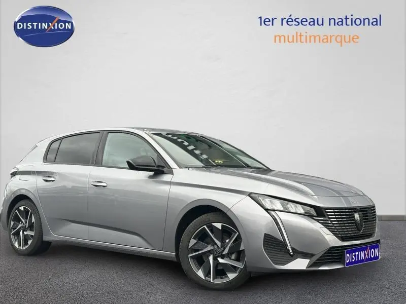 Vue 3/4 avant d'une Peugeot 308 2024 gris Artense avec jantes alliage et signature lumineuse LED distinctive.