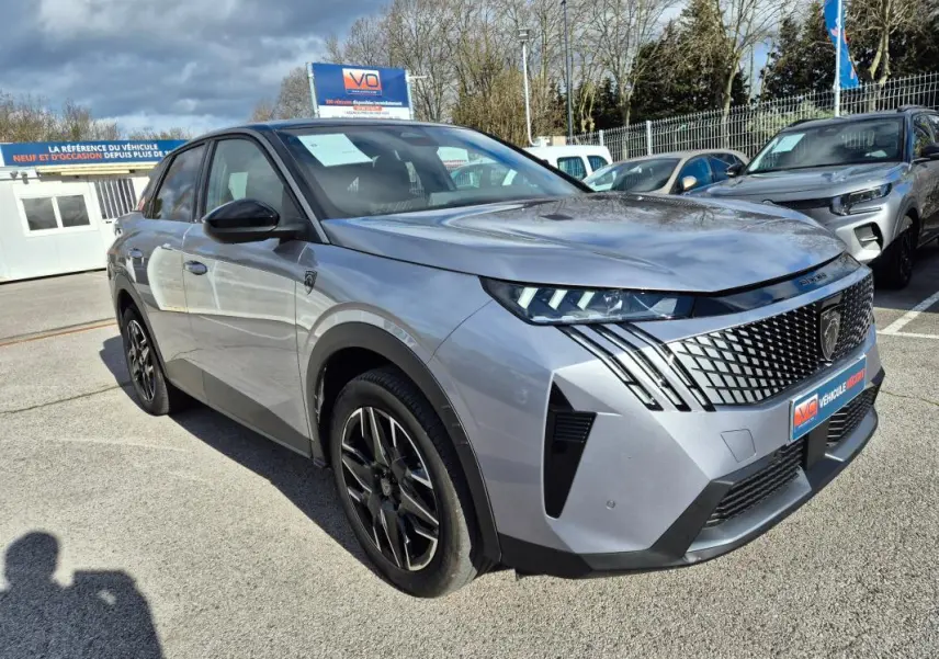 Peugeot 3008 Hybrid gris clair en 3/4 avant droit, avec jantes alliage 19 pouces et calandre distinctive GT.