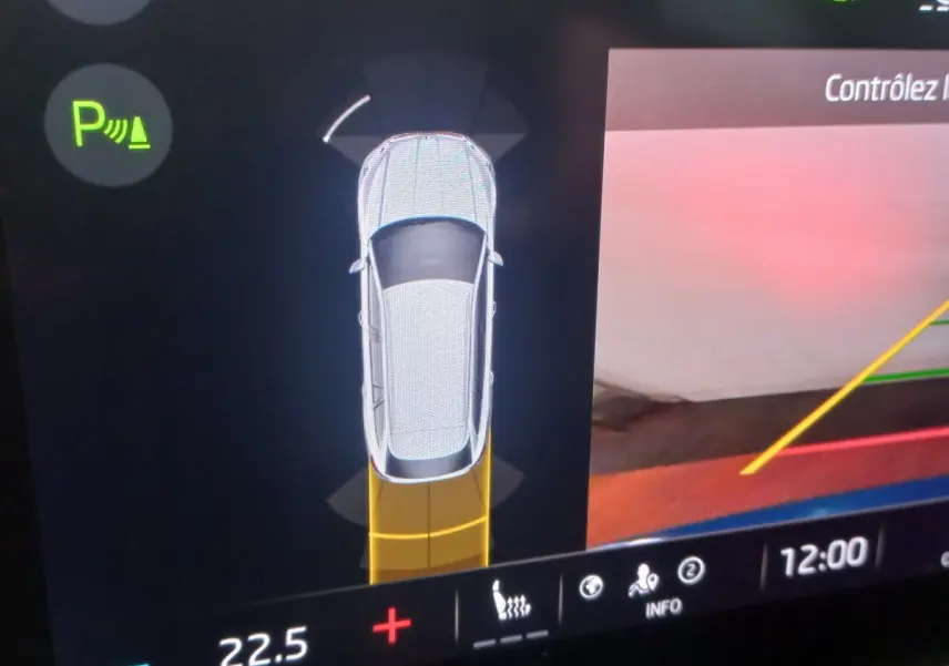 Affichage numérique intérieur montrant la Skoda Octavia hybride en vue aérienne avec aide au stationnement active.