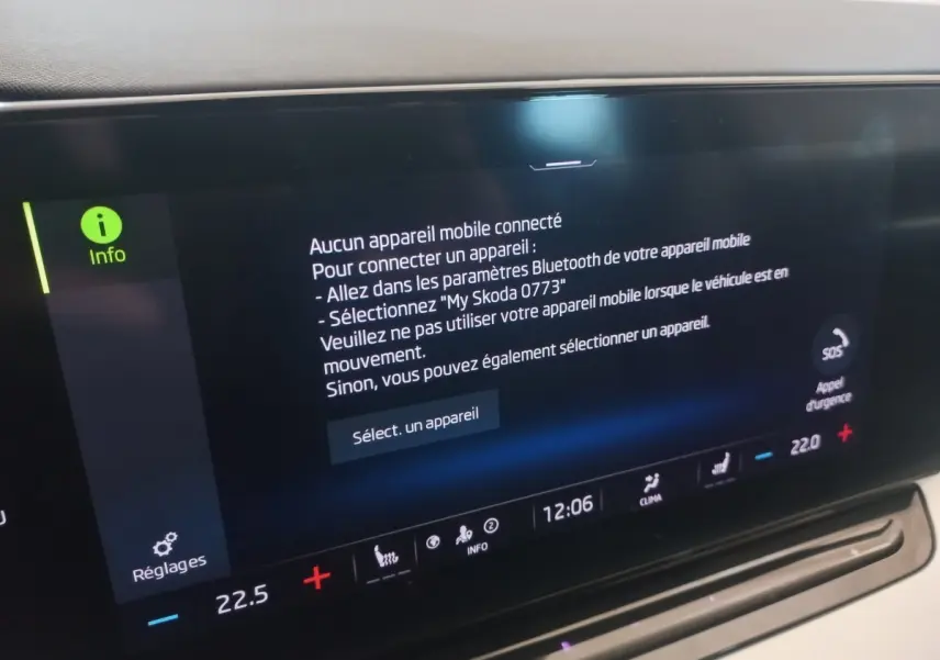 Écran tactile central de la Skoda Octavia 2022 affichant les instructions de connexion Bluetooth, ambiance intérieure claire.