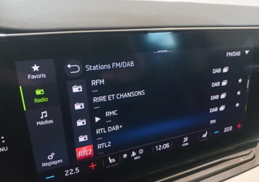 Écran tactile central de la Skoda Octavia 2022 affichant les stations radio FM/DAB en intérieur noir.