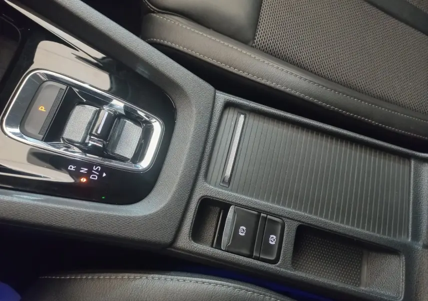 Gros plan sur la console centrale noire de la Skoda Octavia 1.5 TSI mHEV, avec levier de vitesses automatique et commandes électroniques.