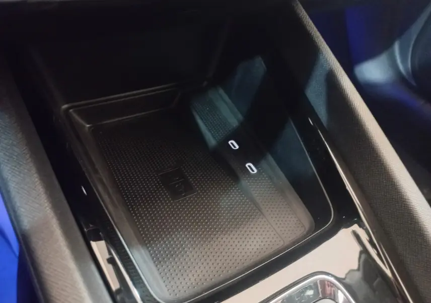 Gros plan sur la zone de recharge sans fil noire dans l’habitacle de la Skoda Octavia bleu 1.5 TSI mHEV 2022.