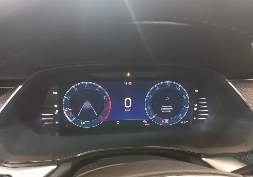 Tableau de bord numérique de la Skoda Octavia 2022, affichage digital clair avec vitesse à 0 km/h et température extérieure.