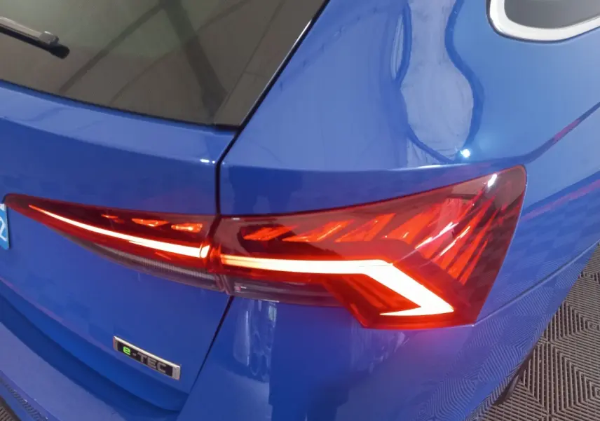 Feu arrière droit allumé sur le bleu vif d'une Skoda Octavia 1.5 TSI mHEV e-TEC 2022, vue en gros plan.