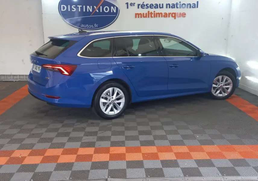 SKODA OCTAVIA Style bleu vue de profil côté droit en break, avec feux arrière LED et jantes alliage.
