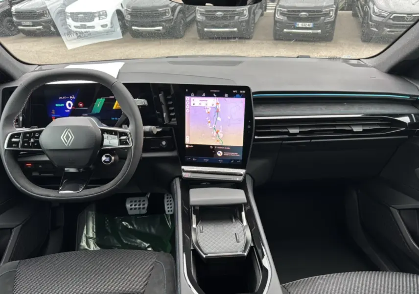 Vue intérieure avant du Renault Austral E-Tech 200 Esprit Alpine avec tableau de bord numérique et écran tactile central vertical.