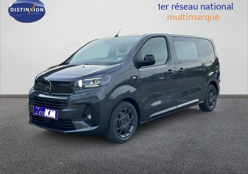 Vue 3/4 avant droite d’un Citroën Jumpy cabine approfondie gris titane métal avec jantes noires et vitres teintées.
